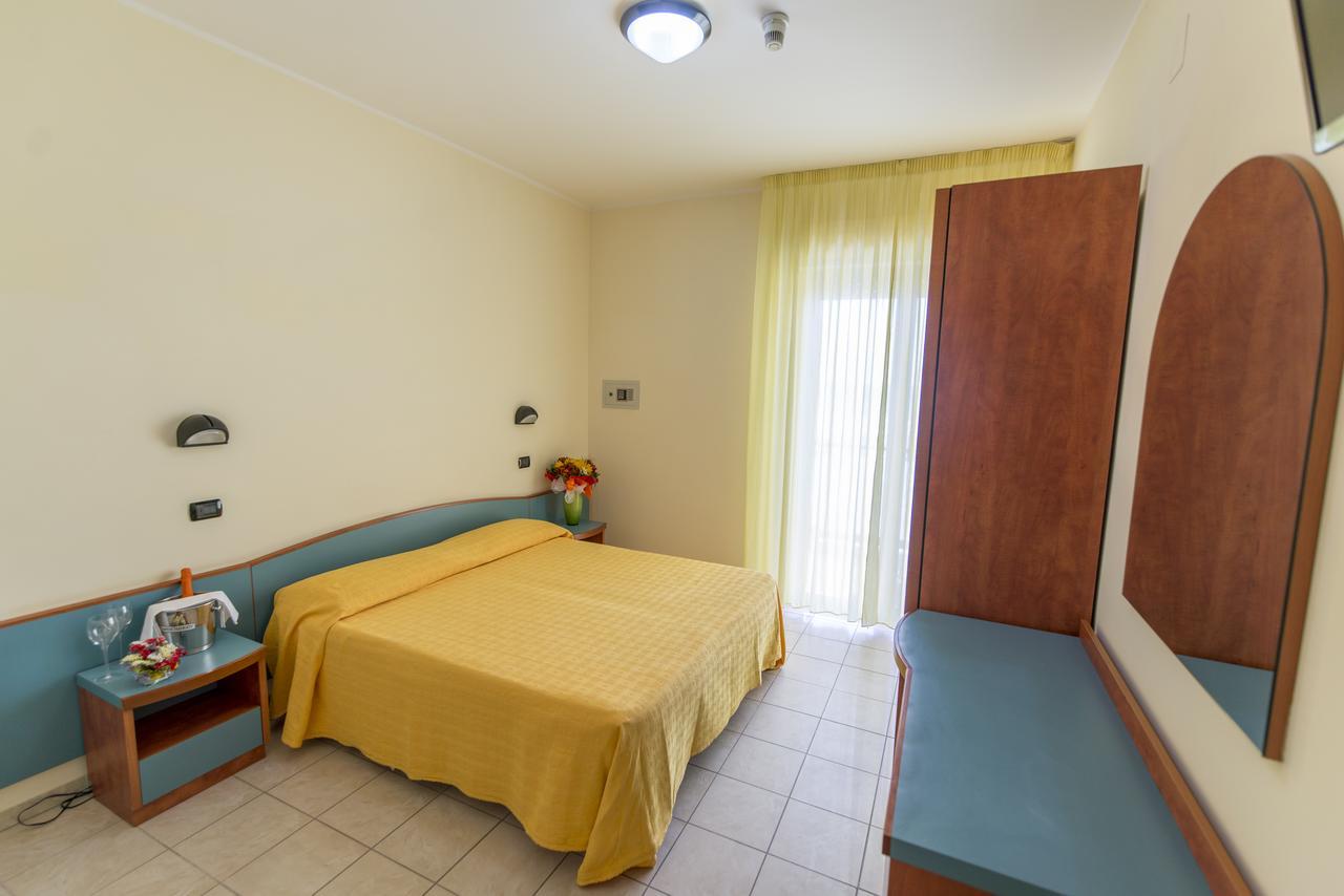 Hotel Atlas Alba Adriatica Exterior foto